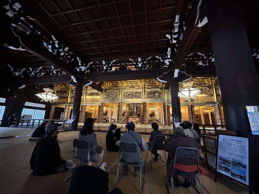 阿弥陀堂で説明を聴く